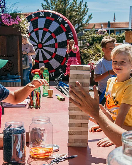 Spanning en plezier met een potje Jenga bij De Zeeuwse Kust