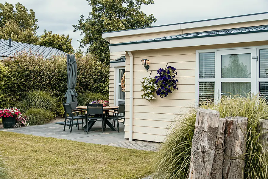 Knusse chalet met tuin en terras bij Strandpark De Zeeuwse Kust